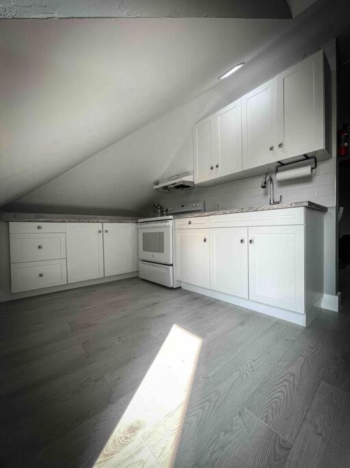 Unique Modern Luxury 2 Bedroom Apartment Rental Chapleau Exterior foto